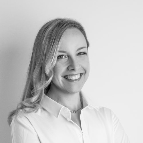 das Bild zeigt Jenny Wullich 2021 - Ihre Expertin für barrierefreies Webdesign
