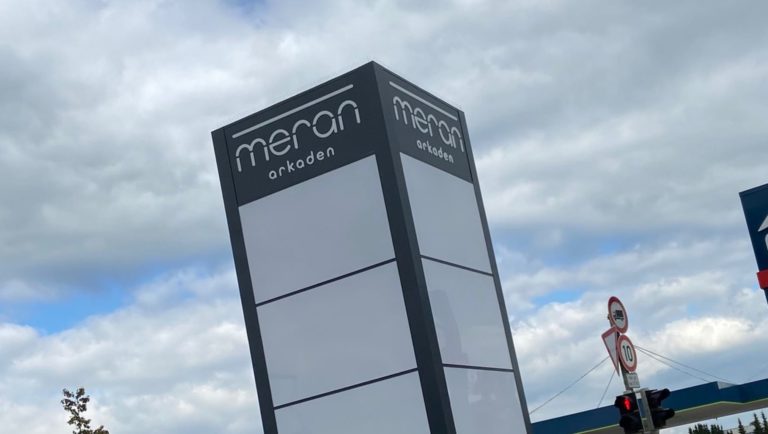 Das Bild zeigt das barrierefreie Logo für die Meran Arkaden Muenchen